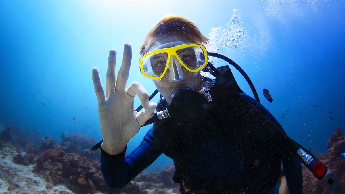 lady-diver-ok-sign-1200x700-web
