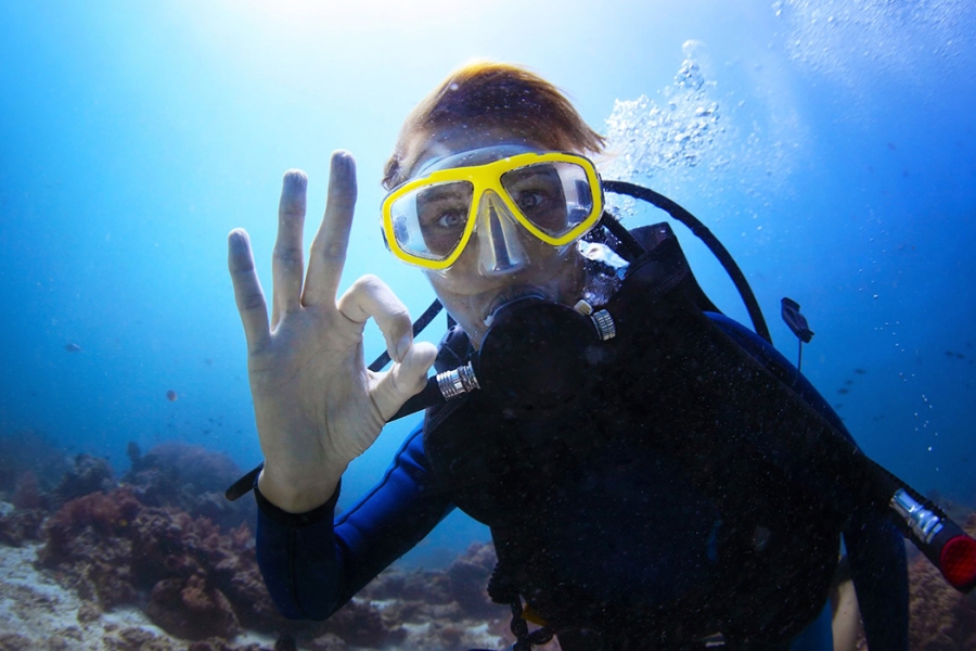 lady-diver-ok-sign-1200x700-web